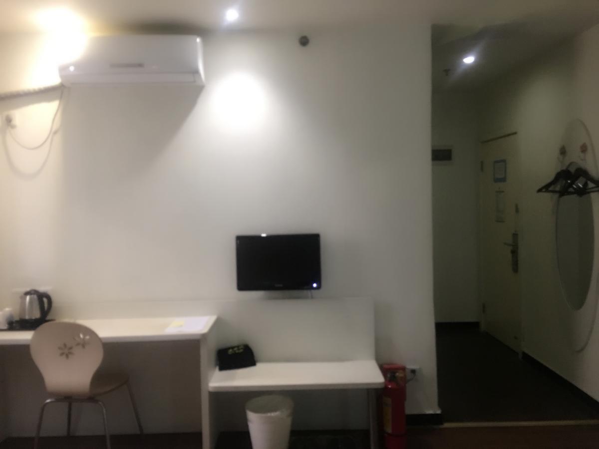 V8 Hotel Xicun Subway Branch 広州 エクステリア 写真